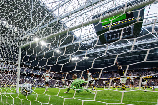 Häckens målvakt Peter Abrahamsson släpper in 1-0 av AIKs
