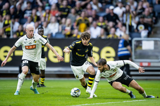 Häckens Valgeir Lunddal och Simon Sandberg mot AIKs Taha