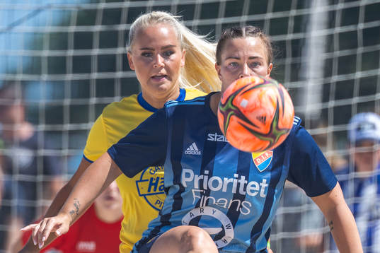 Vetlanda Uniteds Matilda Falk och Djurgårdens Madelene