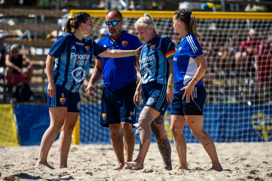 Djurgårdens Julia Blomström lämnar planen med lindat knä