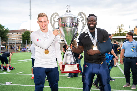Stockholm Mean Machines spelare jublar