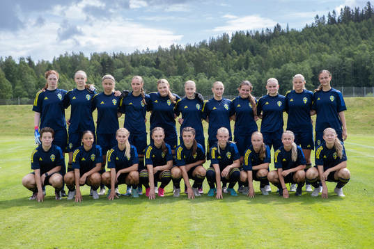 Bläddra bland fler bilder av Fotboll, F16, Sverige, Träning