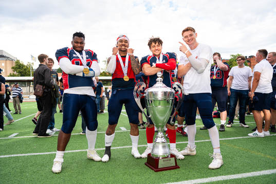 Stockholm Mean Machines spelare jublar