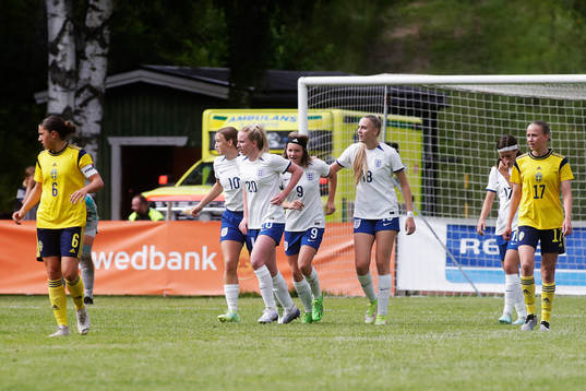 Englands Isabel Hebbard jublar