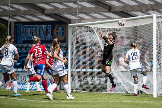 Djurgårdens målvakt Elvira Björklund släpper in 1-0 ac