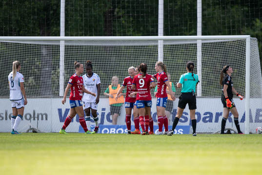 Vittsjös Sarah Stratigakis jublar med lagkamrater