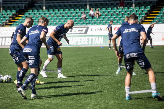 Örgrytes spelare värmer upp innan fotbollsmatchen i