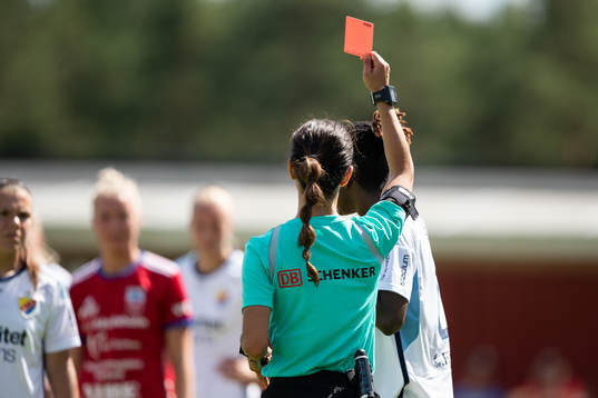 Djurgårdens Portia Boakye får ett rött kort