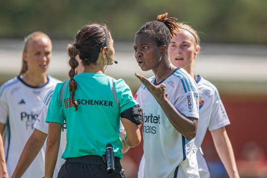 Djurgårdens Portia Boakye får rött kort