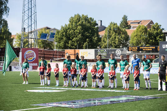 Lineup innan fotbollsmatchen i Superettan mellan Brage och