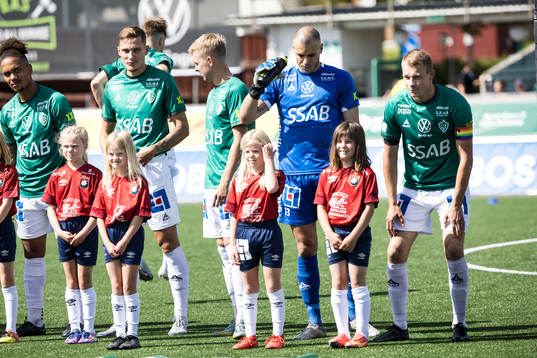 Lineup innan fotbollsmatchen i Superettan mellan Brage och