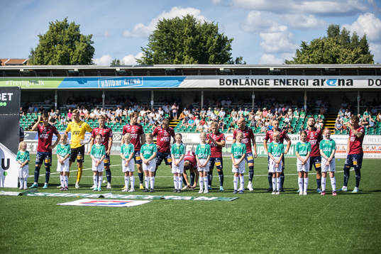 Lineup innan fotbollsmatchen i Superettan mellan Brage och