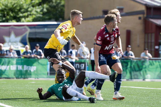 Örgrytes målvakt Mathias Nilsson och Brages Ieltsin
