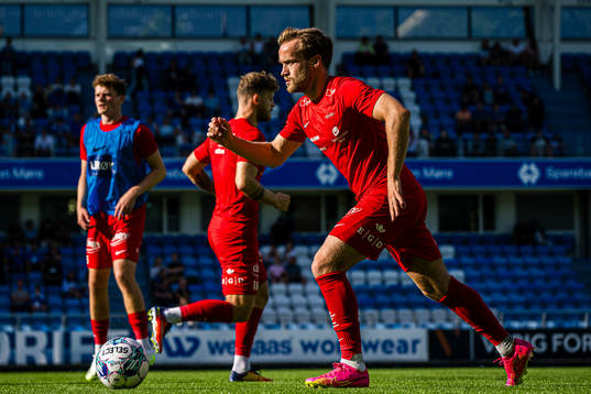 Bård Finne of Brann warms up