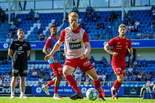 Sivert Heltne Nilsen of Brann warms up