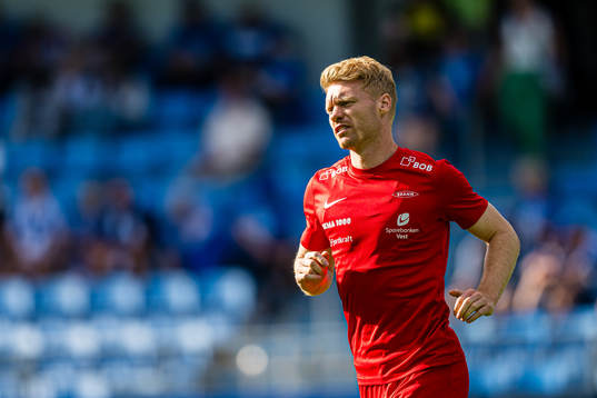 Sivert Heltne Nilsen of Brann warms up