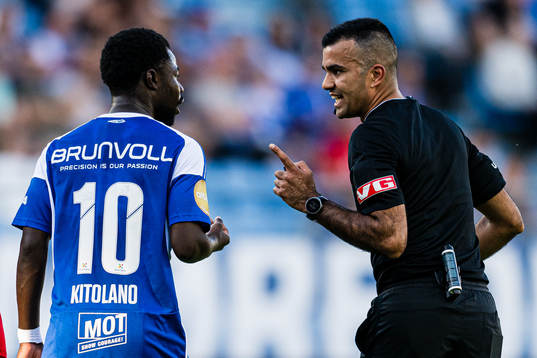 Eric Kitolano of Molde and Rohit Saggi, referee