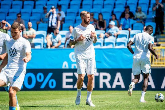Malmö FFs Pontus Jansson värmer upp innan fotbollsmatchen