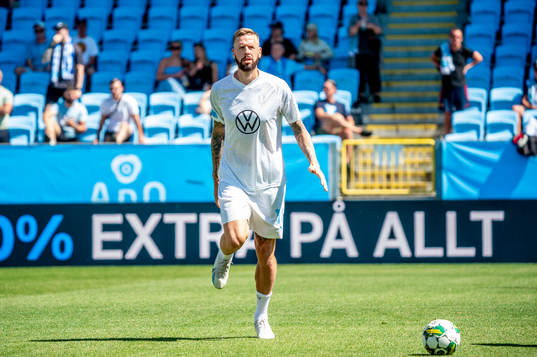 Malmö FFs Pontus Jansson värmer upp innan fotbollsmatchen