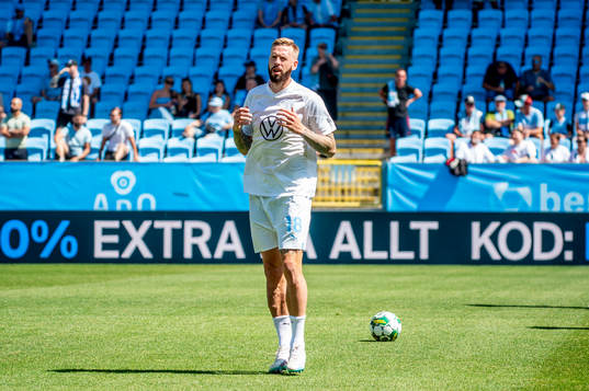 Malmö FFs Pontus Jansson värmer upp innan fotbollsmatchen