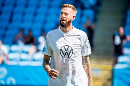 Malmö FFs Pontus Jansson värmer upp innan fotbollsmatchen