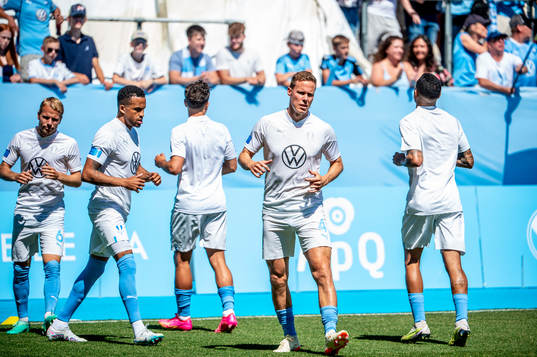 Malmö FFs Niklas Moisander värmer upp med lagkamraterna