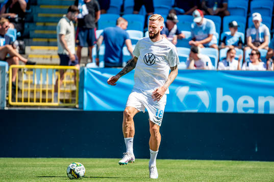 Malmö FFs Pontus Jansson värmer upp innan fotbollsmatchen