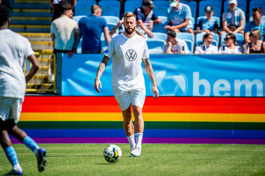 Malmö FFs Pontus Jansson värmer upp innan fotbollsmatchen