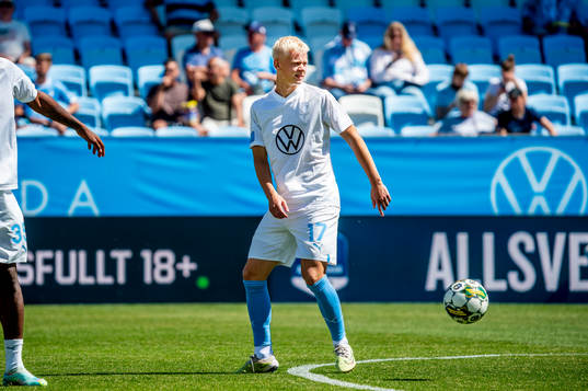 Malmö FFs Otto Rosengren värmer upp innan fotbollsmatchen
