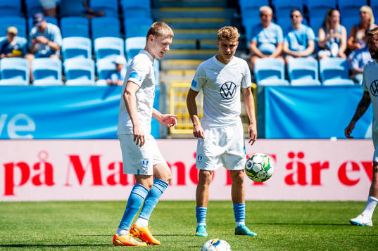 Malmö FFs Sebastian Jörgensen värmer upp innan