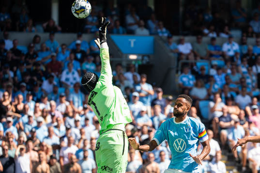 Mjällbys målvakt Noel Törnqvist och Malmö FFs Isaac