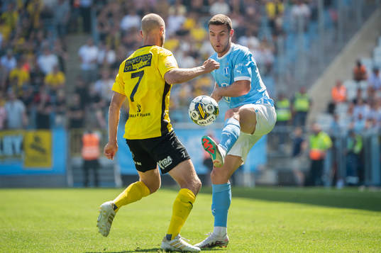 Mjällbys Viktor Gustafson och Malmö FFs Gabriel Busanello