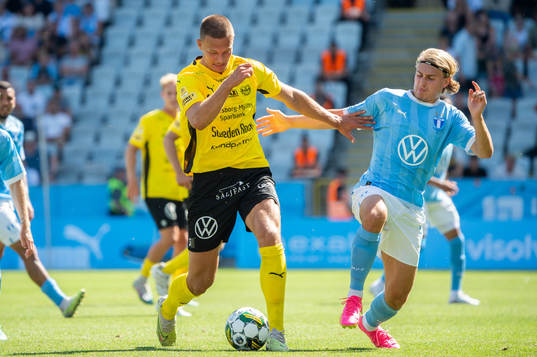 Mjällbys Arvid Brorsson och Malmö FFs Sebastian Nanasi