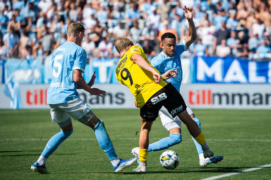 Malmö FFs Søren Rieks och Martin Olsson mot Mjällbys Max