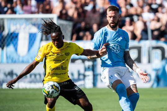 Mjällbys Mamudu Moro och Malmö FFs Pontus Jansson