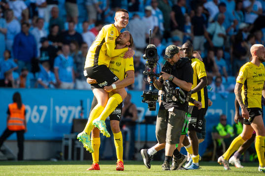 Mjällbys Noah Eile och Tom Pettersson jublar