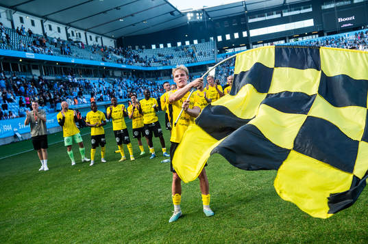 Mjällbys Max Fenger jublar