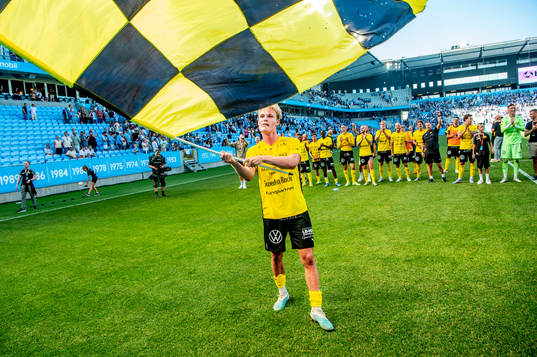 Mjällbys Max Fenger jublar med lagkamraterna