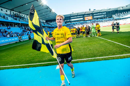 Mjällbys Max Fenger jublar med lagkamraterna