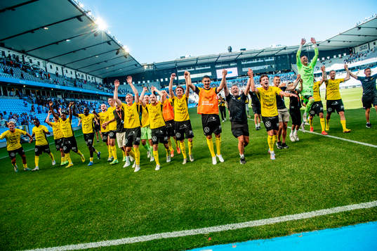 Mjällbys Max Fenger jublar med lagkamraterna