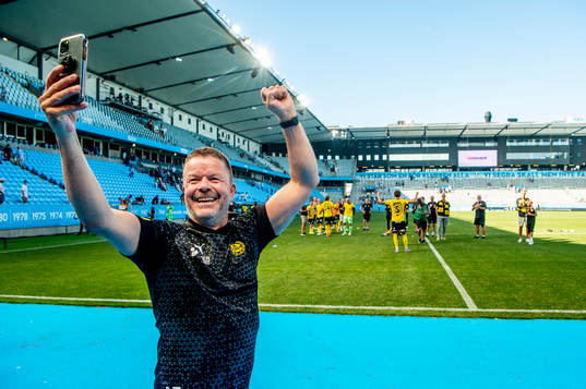 Mjällbys tränare Anders Torstensson jublar