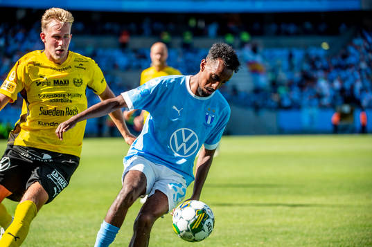 Malmö FFs Taha Ali mot Mjällbys Herman Johansson
