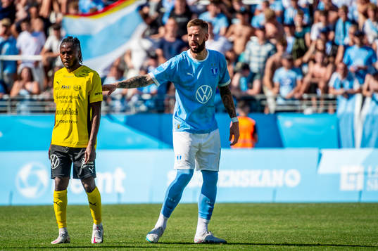 Mjällbys Mamudu Moro mot Malmö FFs Pontus Jansson