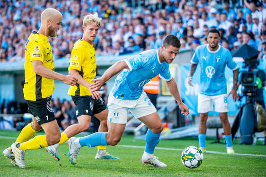 Malmö FFs Gabriel Busanello mot Mjällbys Viktor Gustafson