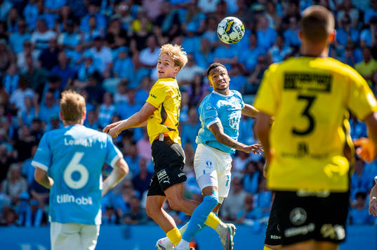 Mjällbys Max Fenger mot Malmö FFs Martin Olsson