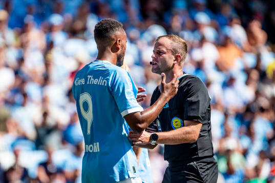 Malmö FFs Isaac Kiese Thelin och domare Richard Sundell