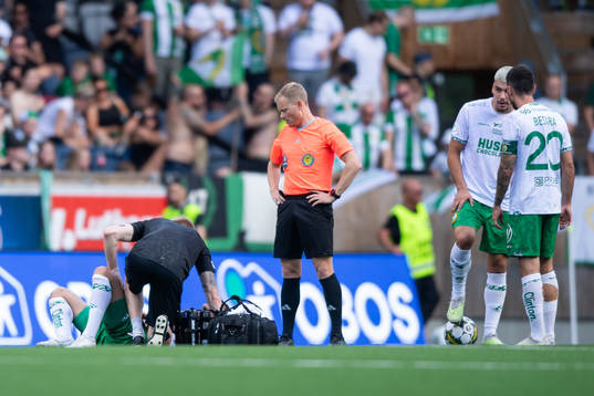 Hammarbys Loret Sadiku har ont och får vård