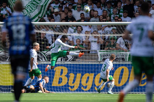Hammarbys Shaquille Pinas räddar ett skott