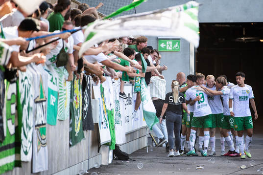 Hammarbys Fredrik Hammar jublar med lagkamrater