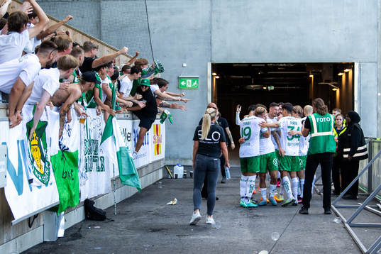 Hammarbys Fredrik Hammar jublar med lagkamrater